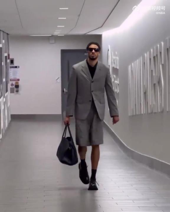 時(shí)尚潮男！哈利今日一身灰西裝短褲墨鏡搭配入場(chǎng) 腿真細(xì)！