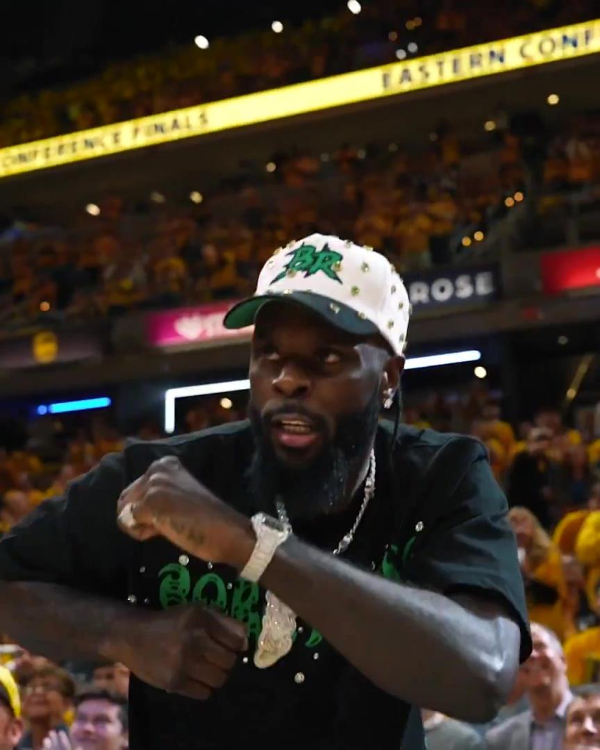 專業(yè)氣氛組“第一詹吹”史蒂芬森現(xiàn)身步行者主場(chǎng)觀戰(zhàn)