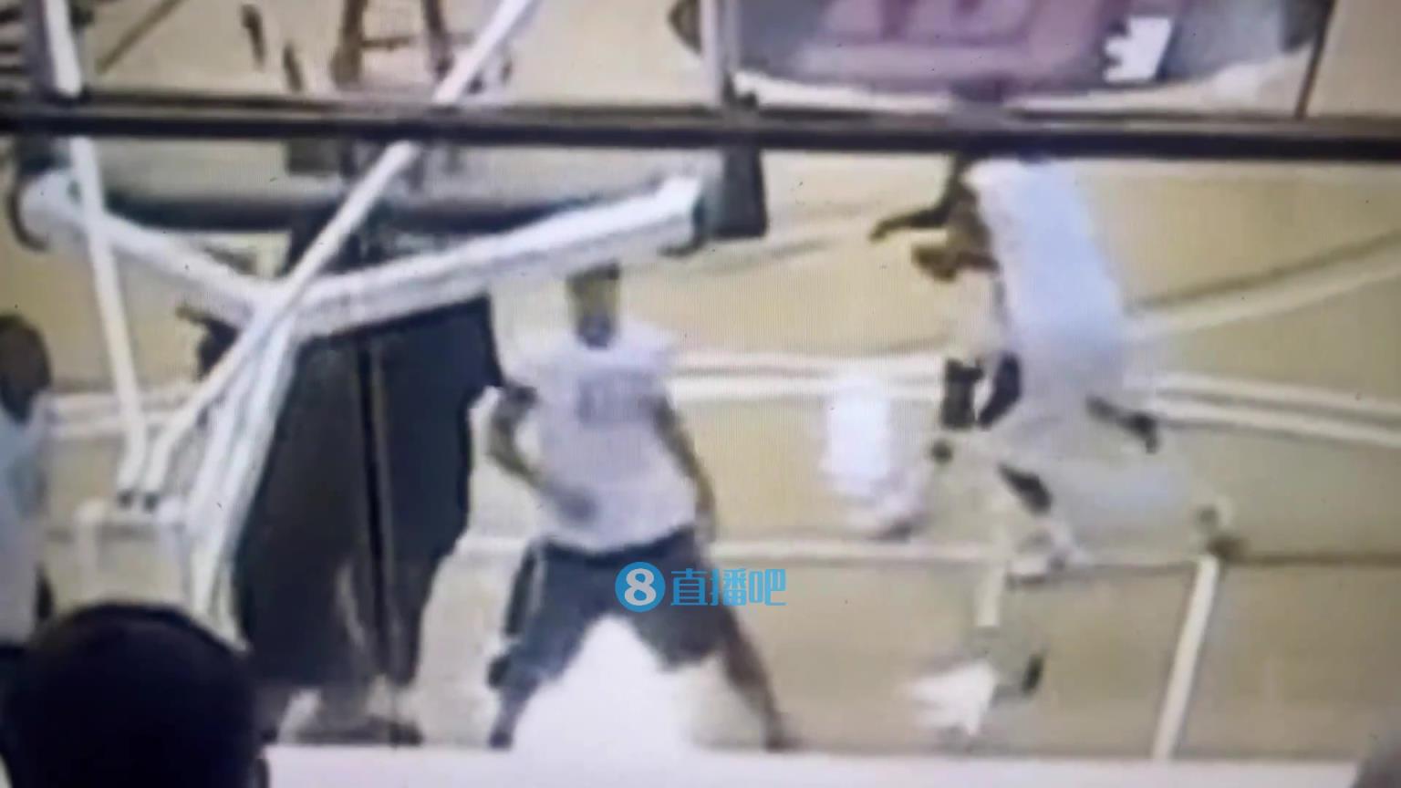 引熱議！美媒翻舊賬：當(dāng)年詹姆斯被大學(xué)生隔扣，耐克沒收了錄像帶