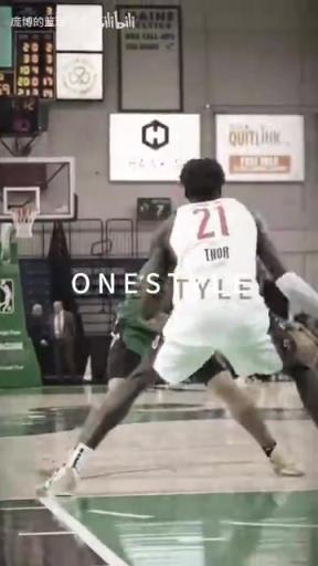 正統(tǒng)美式后衛(wèi)！JD戴維森炒菜后低手合球，對(duì)抗上籃打進(jìn)！