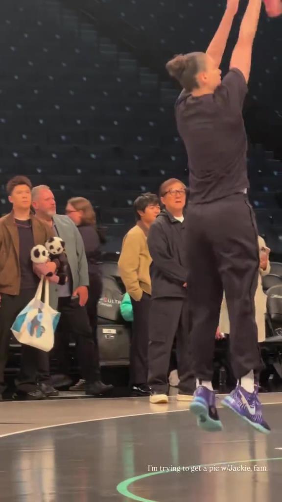 71歲成龍現身巴克萊中心看女籃比賽：她們投籃怎么那么準！！！