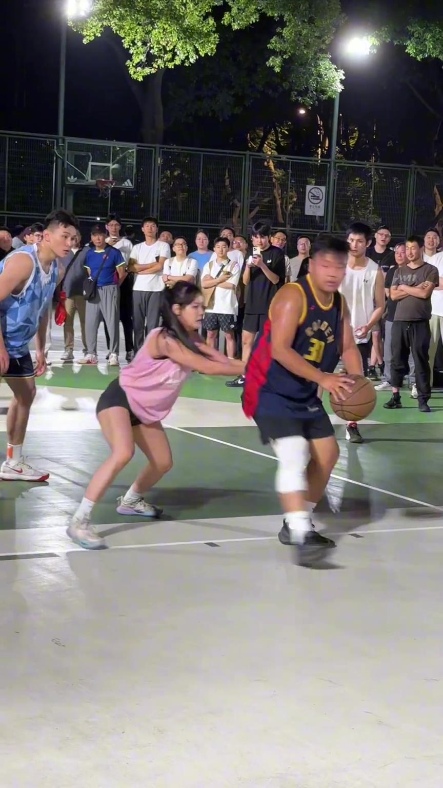 这哥们看见防自己的是女生，一个劲背打，球也不传了