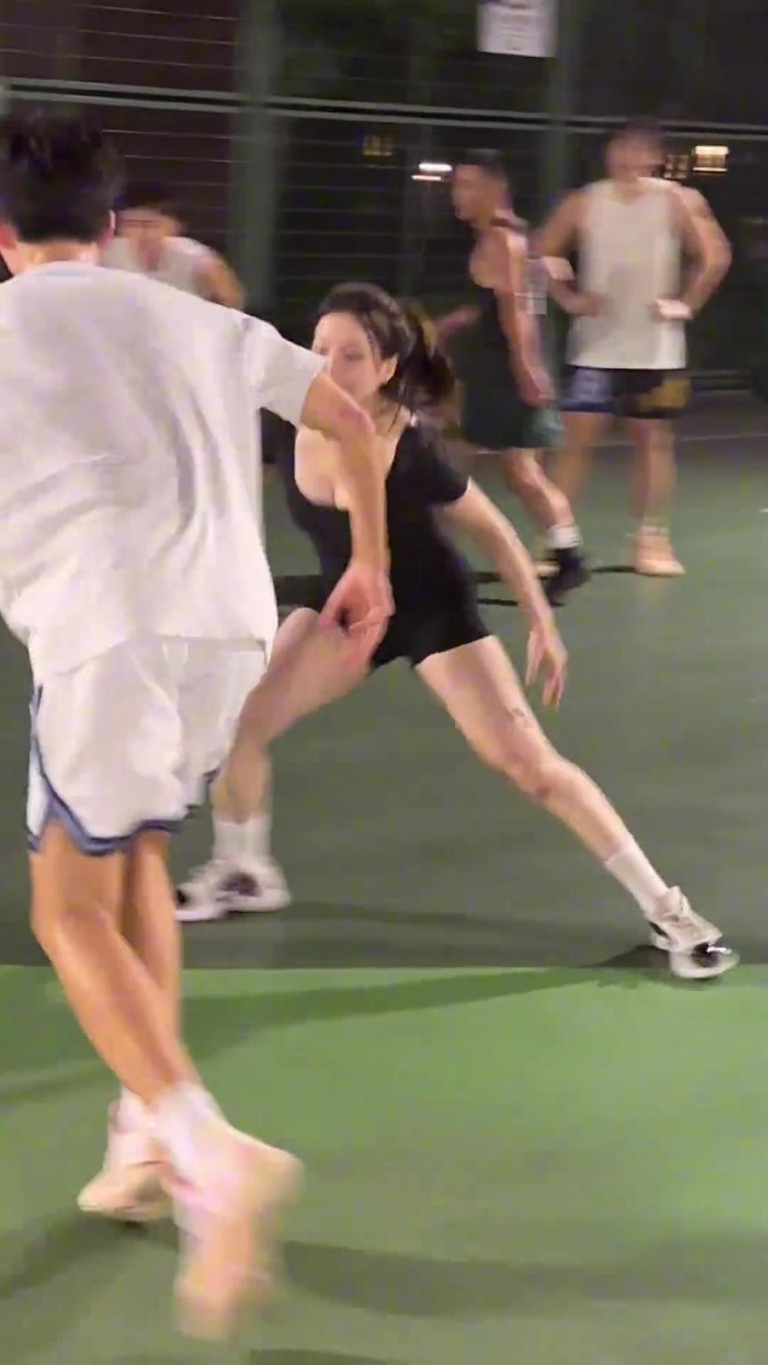 小姐姐防得真凶！瘦点的男生都拿她没办法